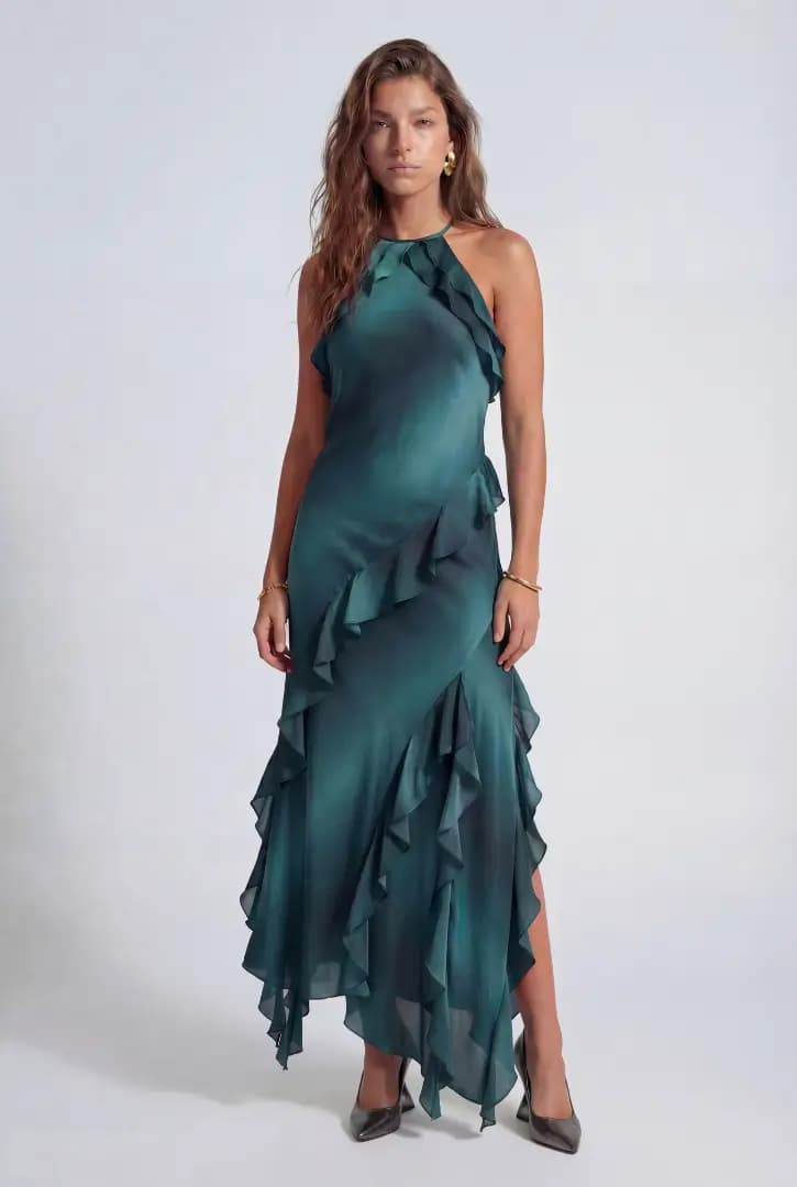 Modelo de corpo inteiro com vestido longo de cetim verde-petróleo com babados em estúdio claro, lookbook gerado por IA